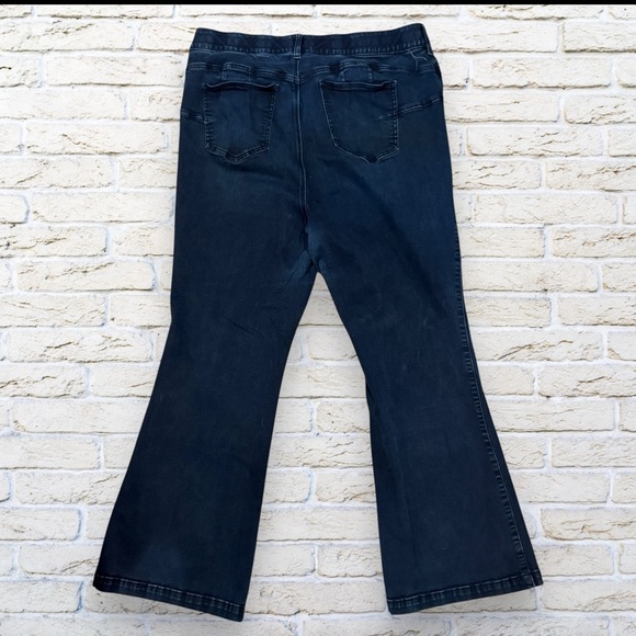 TORRID Bombshell Flare Cut Jeans Size 22 R - Picture 2 of 4